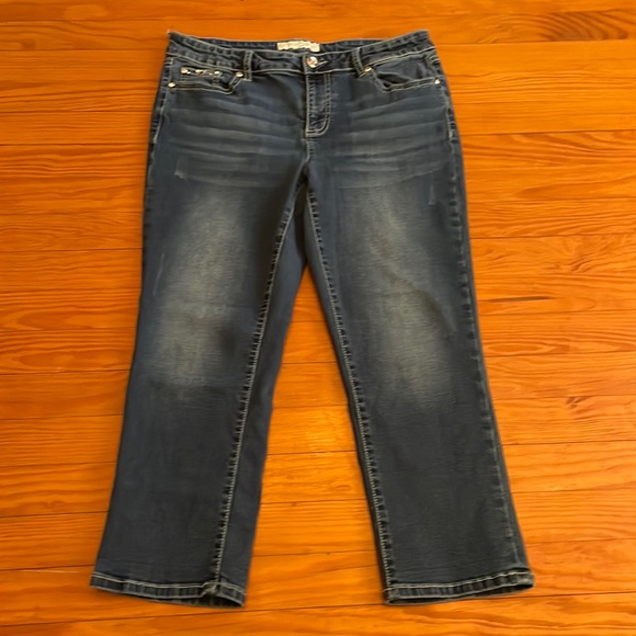 EST. 1946 Contemporary Capri Jeans - Picture 2 of 10